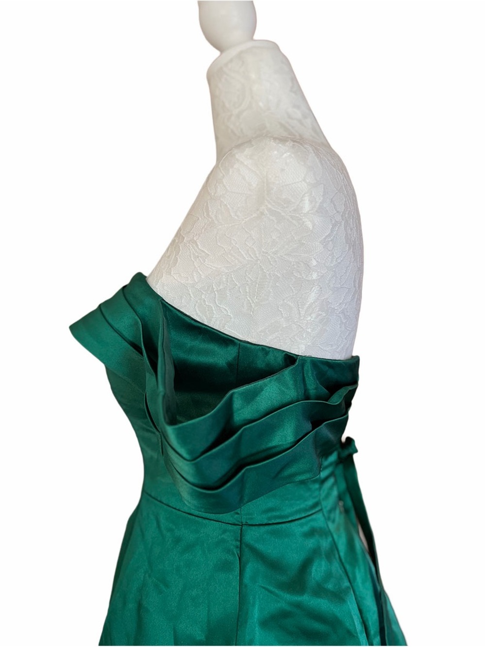 Emerald Green Off-the-Shoulder Satin Cocktail Dress Size 0 prom, wedding guest - Picture 4 of 8